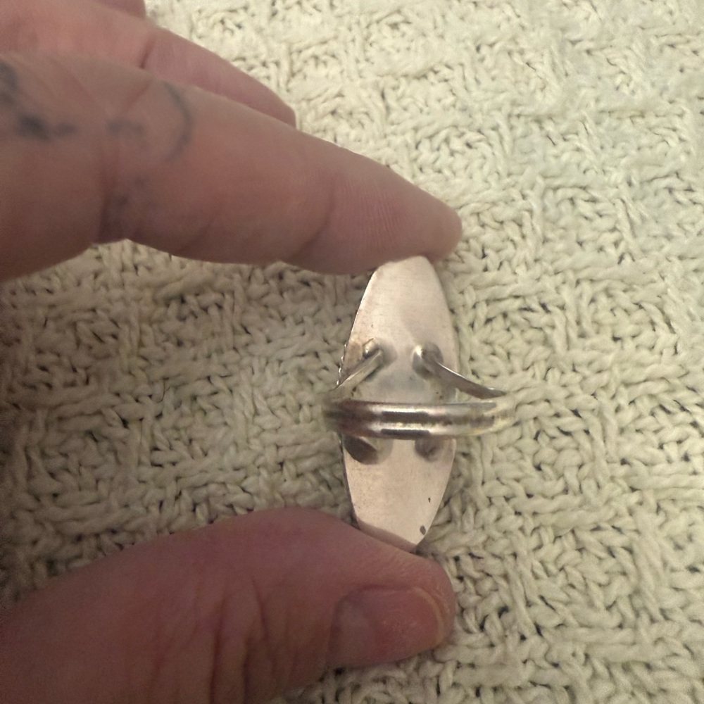 Vintage Sterling Silver and Mother of Pearl Statement Ring - Picture 4 of 5